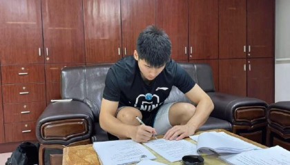 广东男篮小将陈家政晒签约照：归零 重启 向上 感恩一切